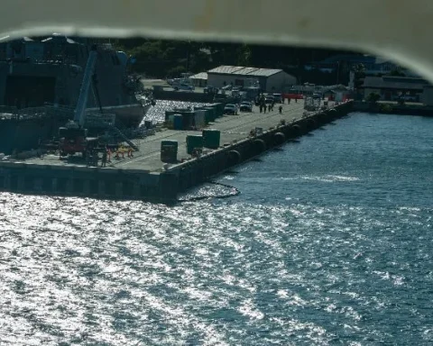 La Base Naval de Guantánamo vista desde el buque hospital USNS Comfort (T-AH 20), en diciembre de 2022