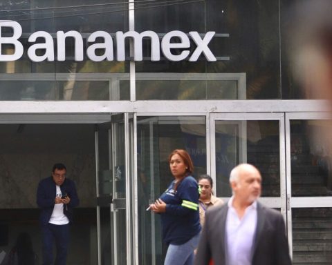 What happens to the remaining 75% of Banamex that Citi wants to sell?