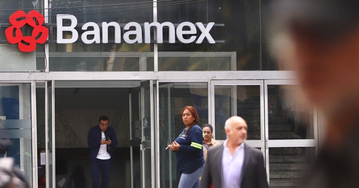 What happens to the remaining 75% of Banamex that Citi wants to sell?