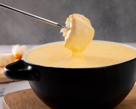 What ingredients does a cheese fondue contain for Christmas?