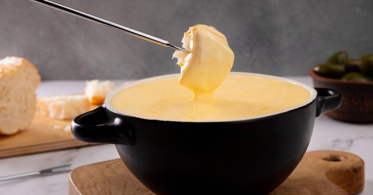 What ingredients does a cheese fondue contain for Christmas?