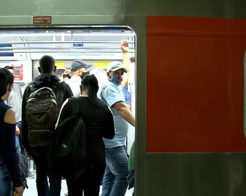 What opens and closes on December 24th and 25th in São Paulo