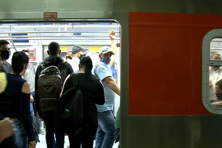 What opens and closes on December 24th and 25th in São Paulo