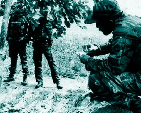 El régimen envió a sus corresponsales a Angola para construir su propio relato. En la foto, en primer plano, el periodista Roger Ricardo Luis