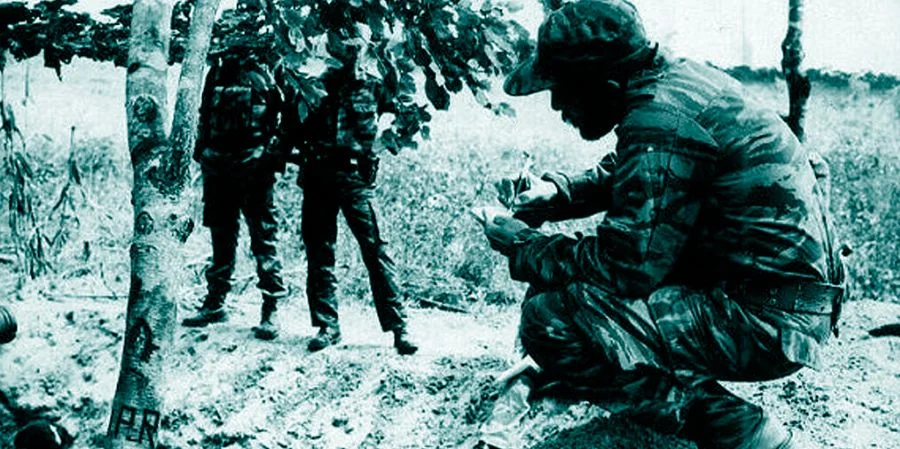 El régimen envió a sus corresponsales a Angola para construir su propio relato. En la foto, en primer plano, el periodista Roger Ricardo Luis