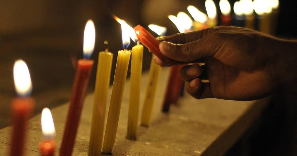 Why are candles lit on December 7 in Colombia?