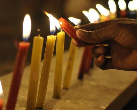 Why are candles lit on December 7 in Colombia?