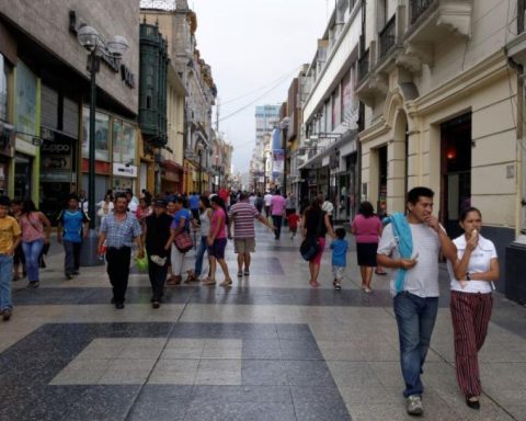 Why doesn't Peru grow at rates of 6.5% annually?