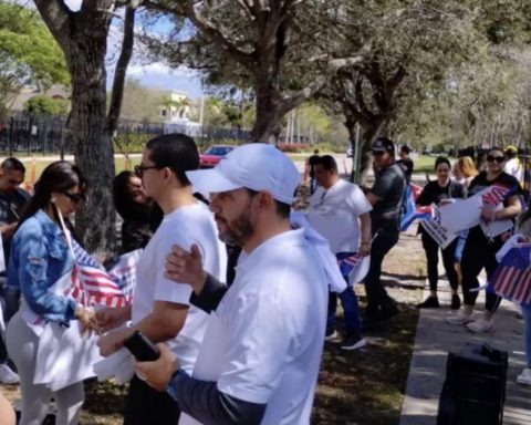 With the suspension of immigration procedures, many Cuban residents in the United States no longer dare to travel