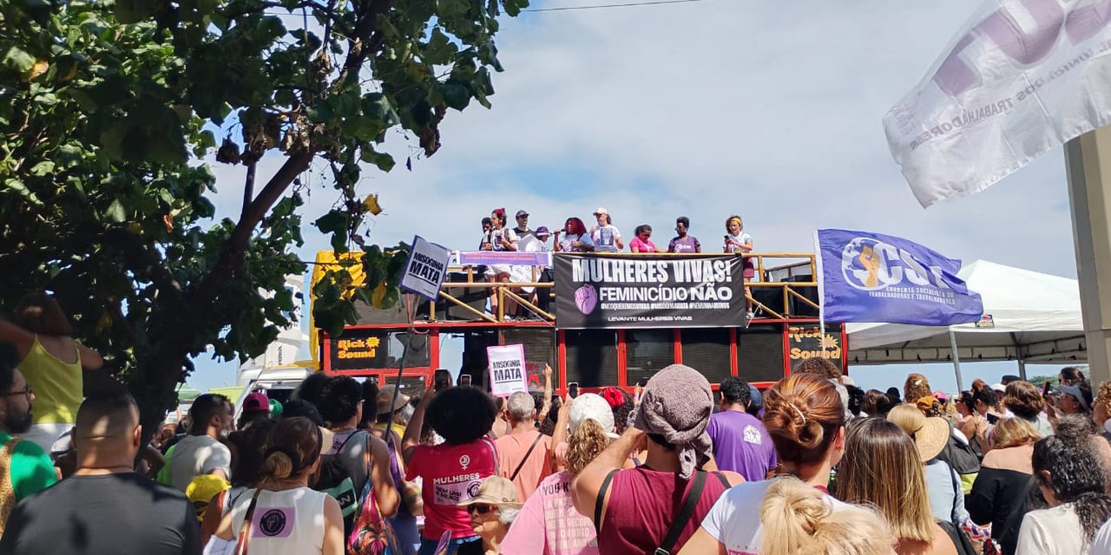 Women protest in Rio and ask for greater state presence