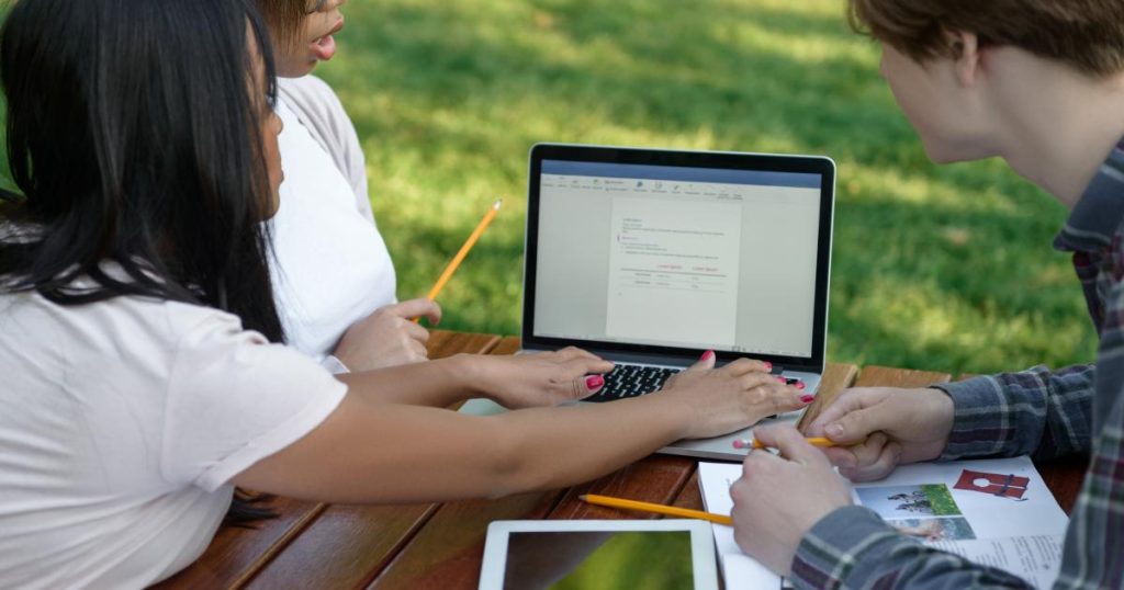 Young people from rural areas in Colombia create cinema with AI