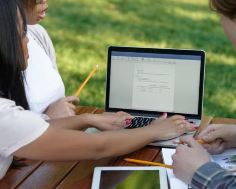 Young people from rural areas in Colombia create cinema with AI