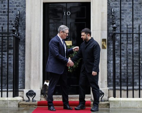 Zelensky refuses to cede territory to Russia while peace negotiations promoted by the US advance