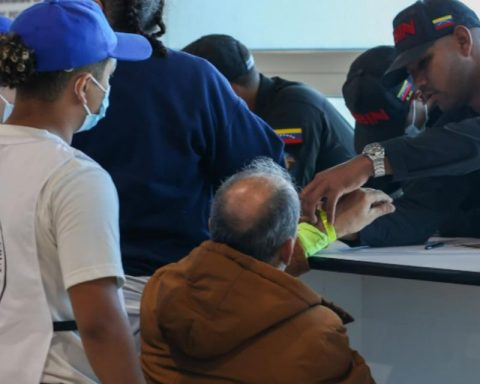 128 migrants deported from the US arrive in Venezuela, including two teenagers