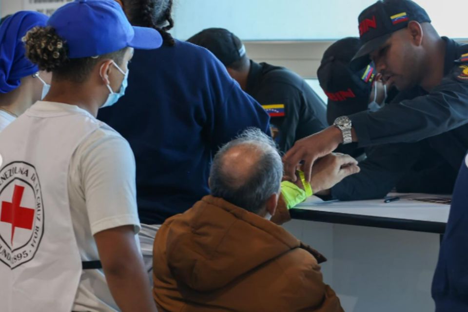 128 migrants deported from the US arrive in Venezuela, including two teenagers