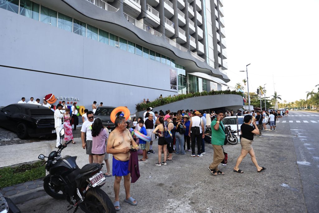 6.5 magnitude earthquake shakes central Mexico