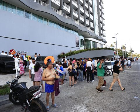 6.5 magnitude earthquake shakes central Mexico