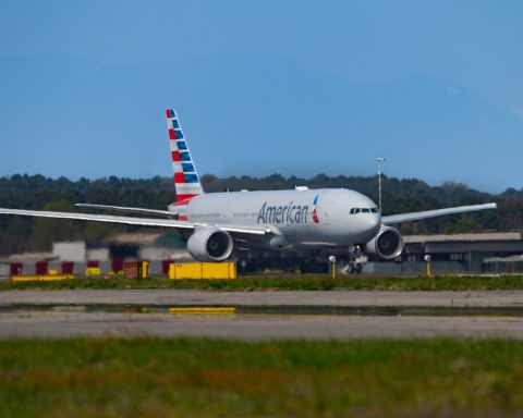 A plane heading to Cuba in which the suspect in the shooting in Hialeah was trying to escape is diverted to Miami