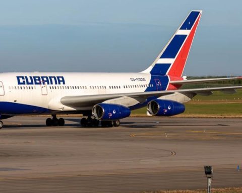 A plane leaves Havana to collect the bodies of the 32 Cubans killed in Venezuela