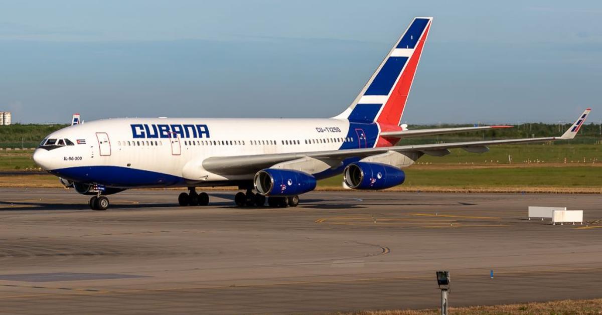 A plane leaves Havana to collect the bodies of the 32 Cubans killed in Venezuela