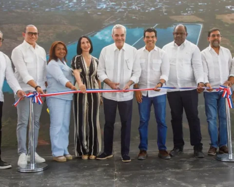 Abinader inaugura acueductos y escuela en San Juan de la Maguana