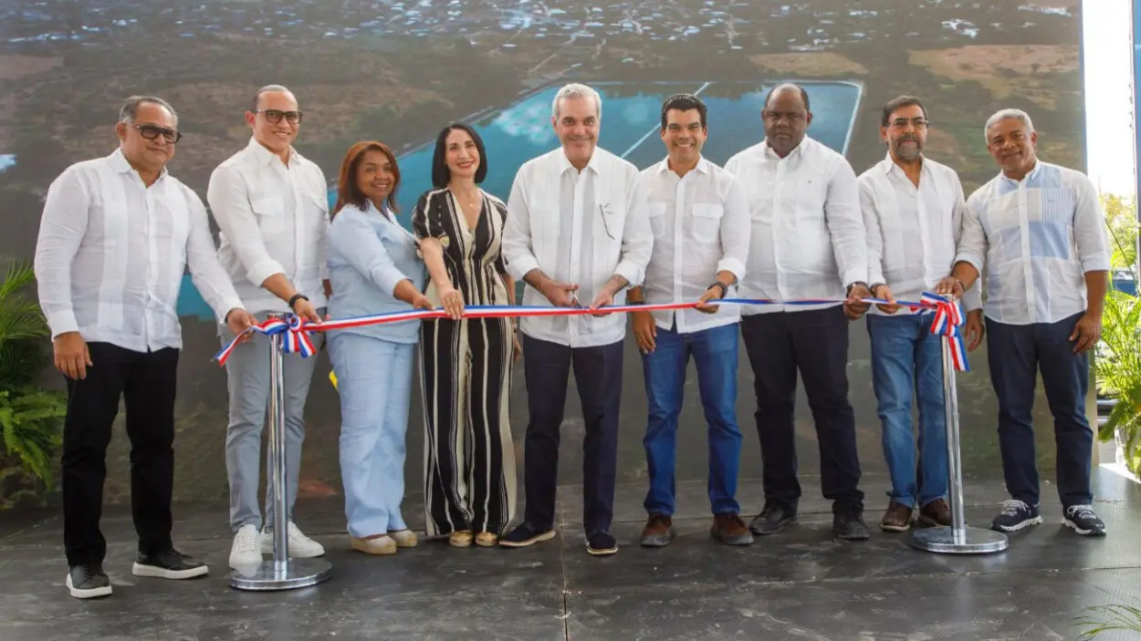 Abinader inaugura acueductos y escuela en San Juan de la Maguana