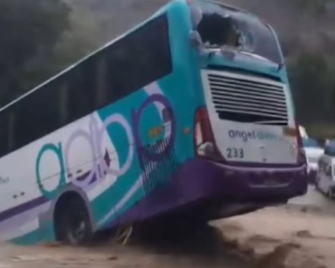Activation of ravine drags buses with passengers in Cajamarca