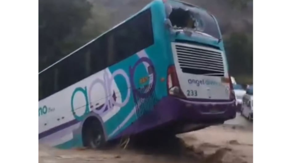 Activation of ravine drags buses with passengers in Cajamarca