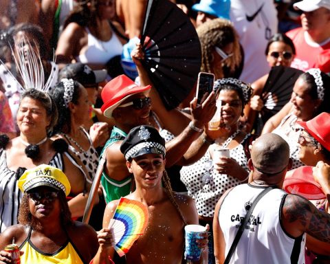 Activists denounce 'blackface' in carnival costumes