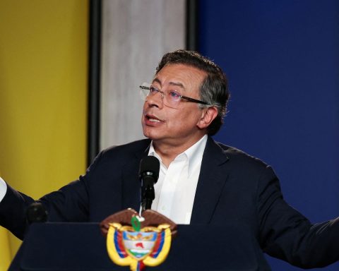 After Trump's speech, Petro says he will take up arms if necessary