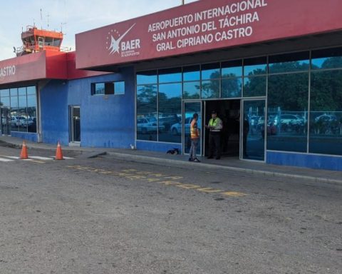 Air routes are reactivated at the San Antonio del Táchira airport on the border