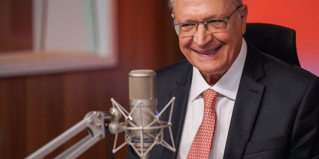 Alckmin talks on the phone with China's vice president