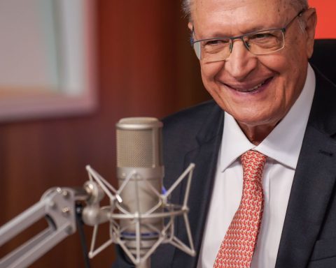 Alckmin talks on the phone with China's vice president