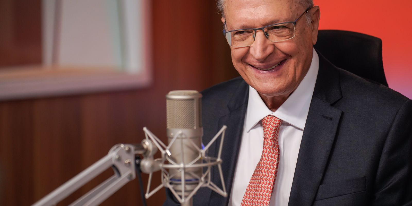 Alckmin talks on the phone with China's vice president