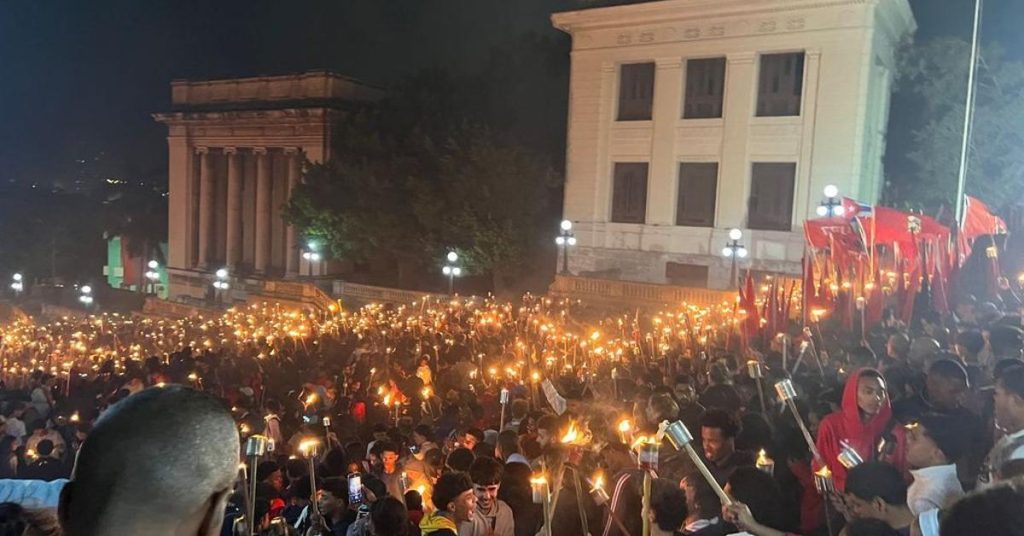 An apathetic Torch March without Raúl Castro in response to the imminent fall of the regime