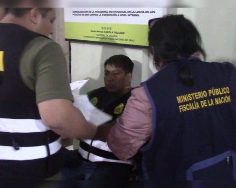 An ensign and 7 PNP non-commissioned officers are arrested for bribery and aggravated robbery