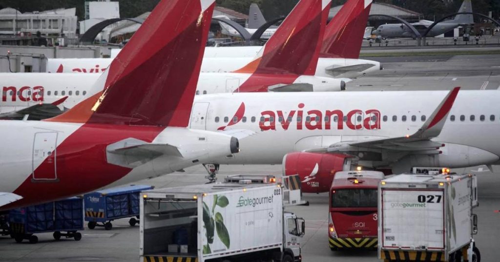Avianca gives a trip to a family for expressing it with a cardboard airplane on New Year's 2026