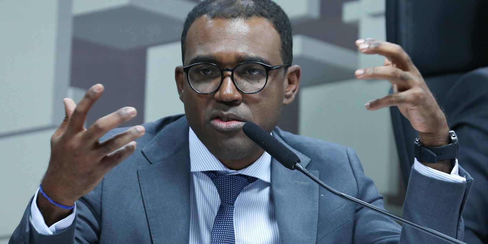 BC: director denies having recommended the purchase of Master portfolios to BRB