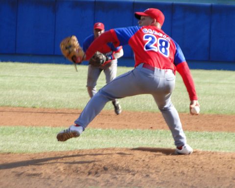 Baseball postseason: Artemisa pitcher sanctioned for attacking a fan with a bat in Holguín