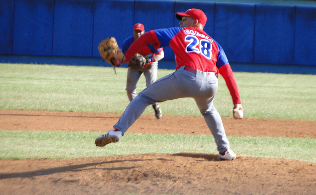 Baseball postseason: Artemisa pitcher sanctioned for attacking a fan with a bat in Holguín
