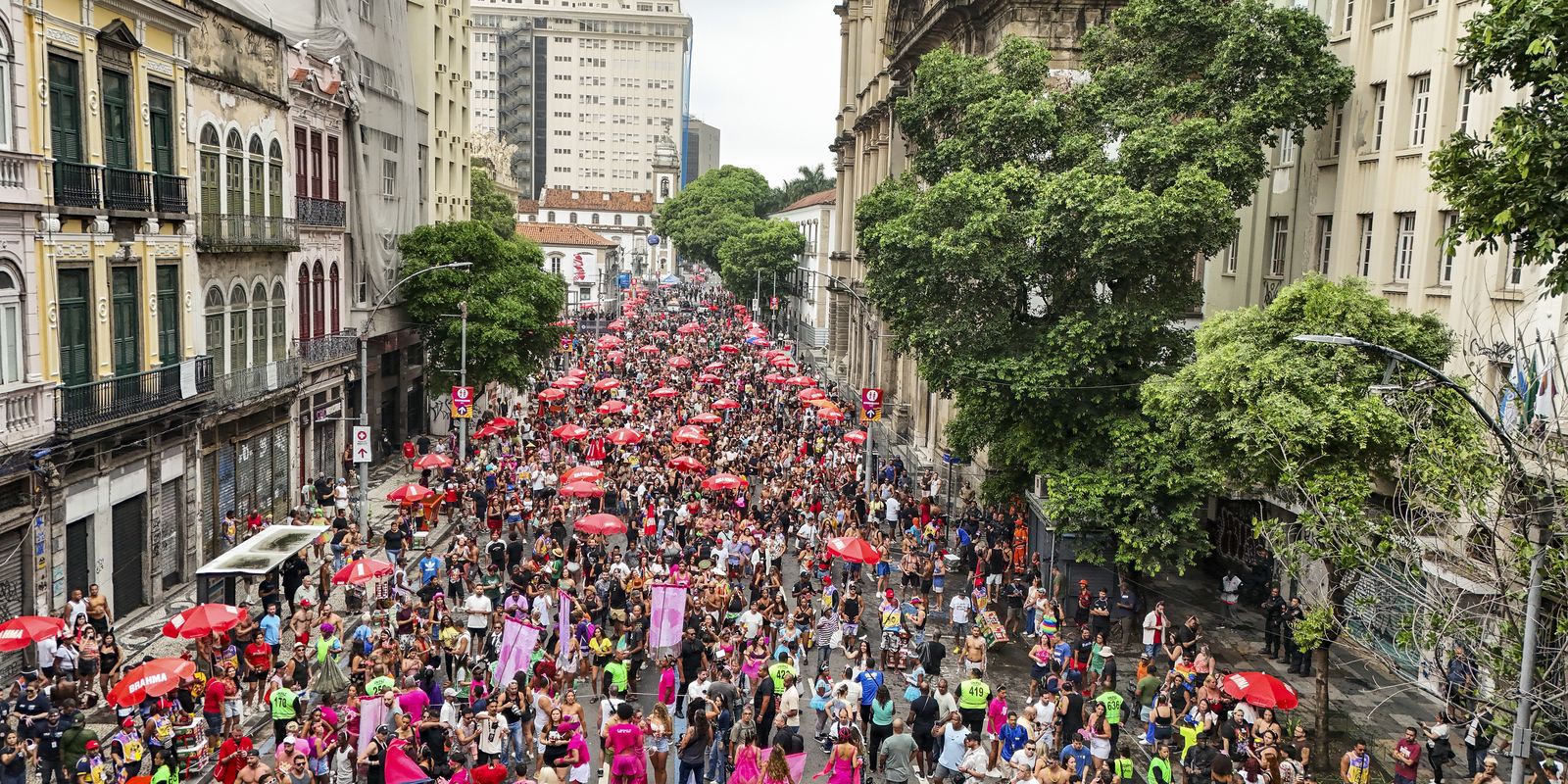 Bloco da Lexa attracts revelers to the Preta Gil circuit in the center of Rio