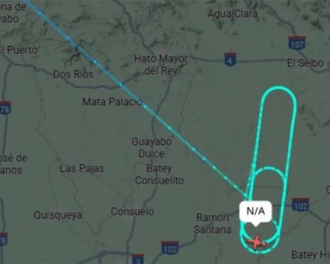 Avión Boeing 737 efectúa aterrizaje de emergencia en La Romana por falla en tren de aterrizaje