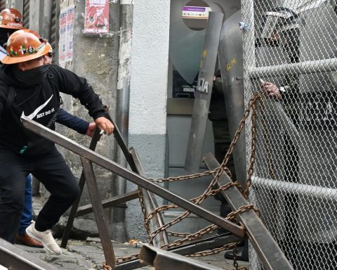 Bolivia: protests challenge government after fuel increase