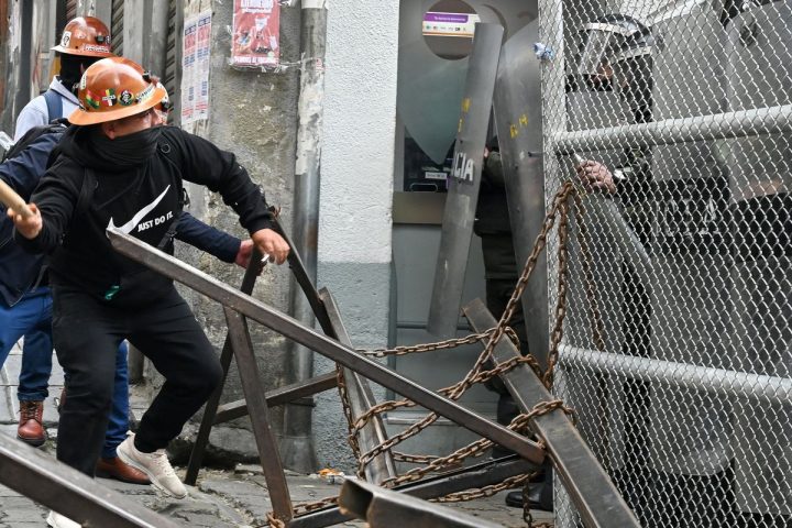 Bolivia: protests challenge government after fuel increase