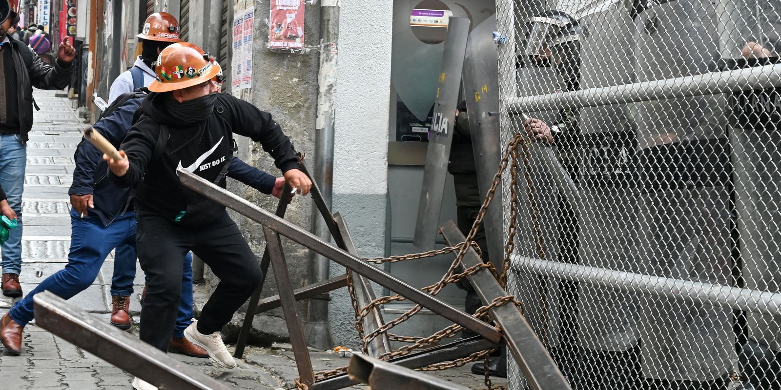 Bolivia: protests challenge government after fuel increase