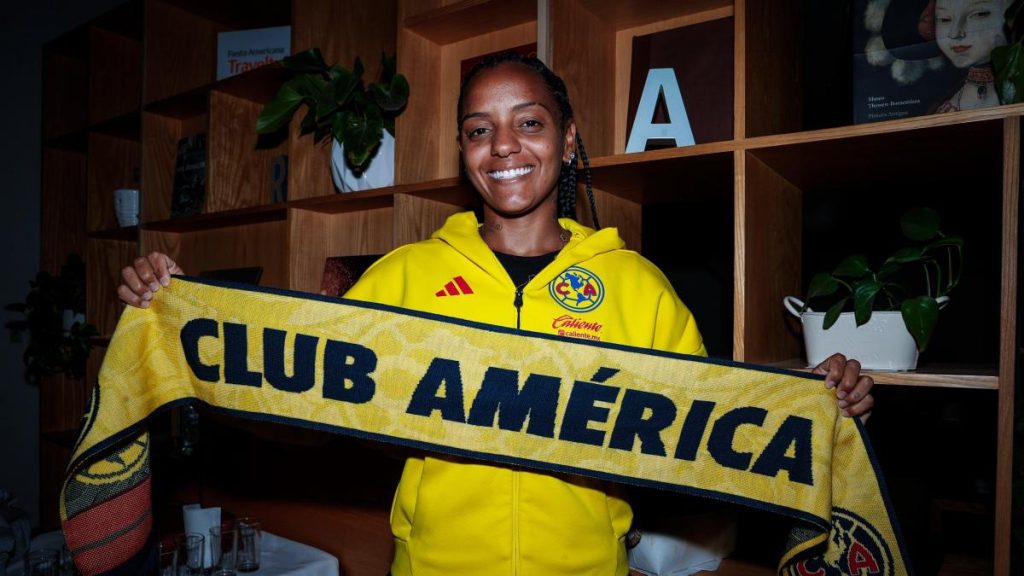 Bomb signing with Geyse Ferreira