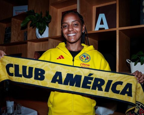 Bomb signing with Geyse Ferreira