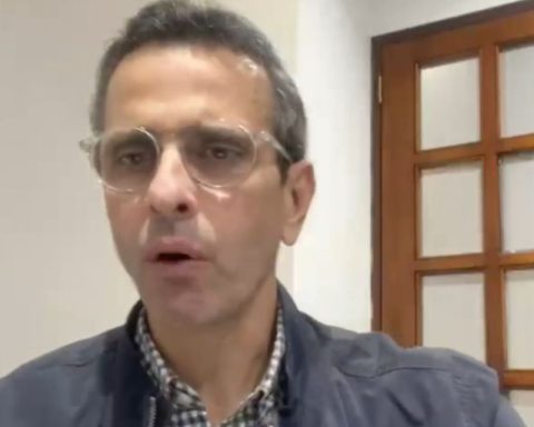 Capriles asks for clear signals on the use of oil resources and proposes salary adjustments