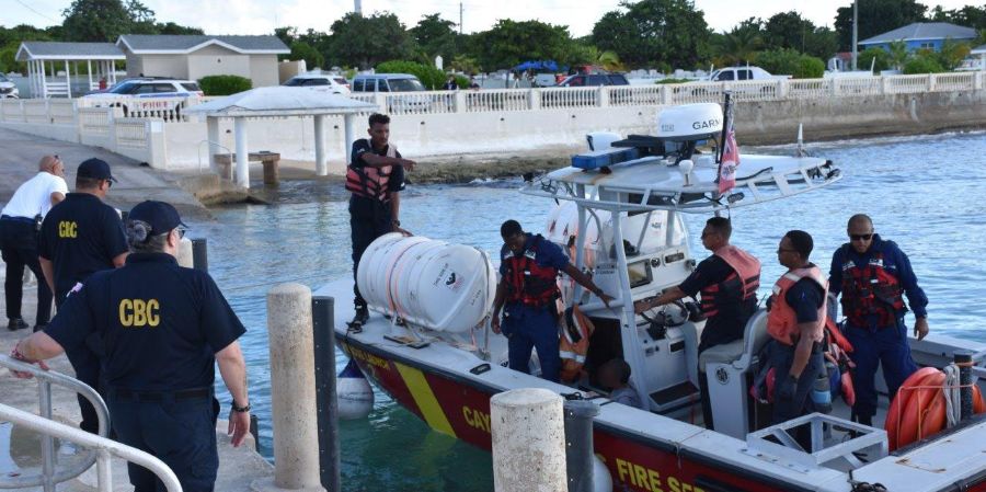 Oficiales del Servicio de Aduanas y Control Fronterizo de Islas Caimán