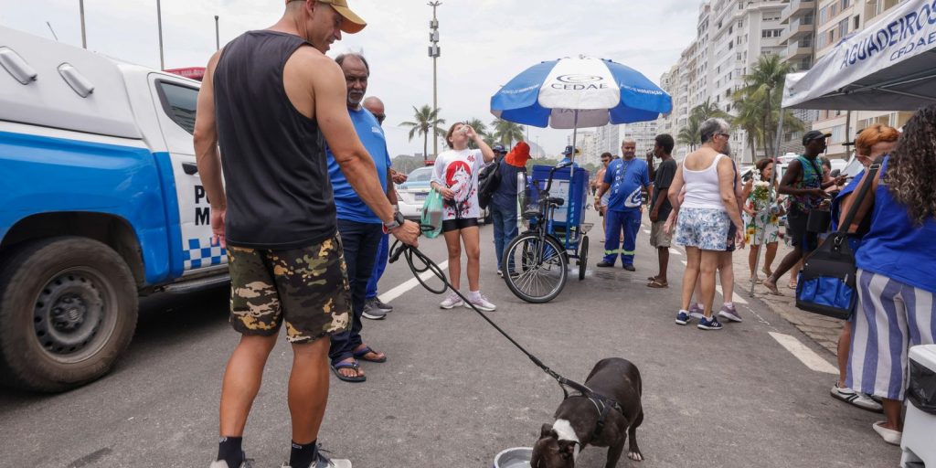 Cedae distributes water for hydration in Rio
